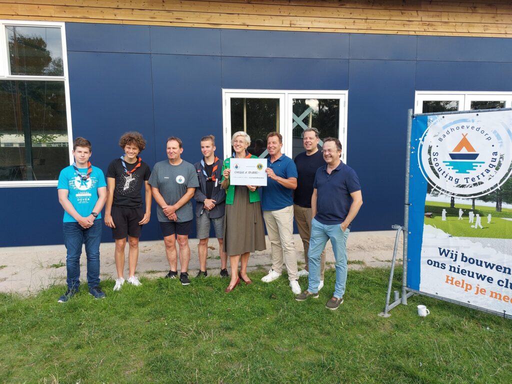 Leden en leiding van Scouting Terraqua met een cheque voor de Scouthoeve