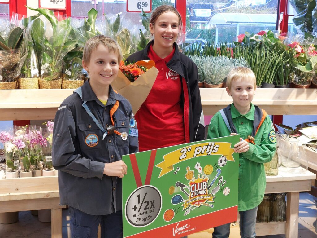 Leden van Scouting Terraqua nemen een cheque in ontvangst