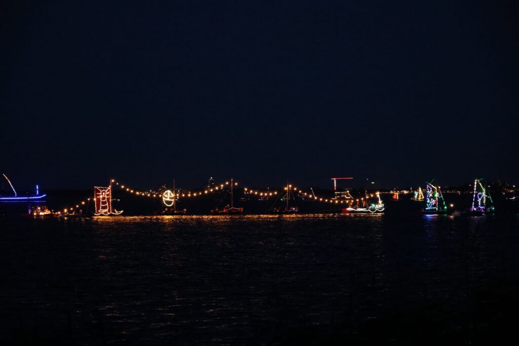 Verlichte boten op het water in de avond