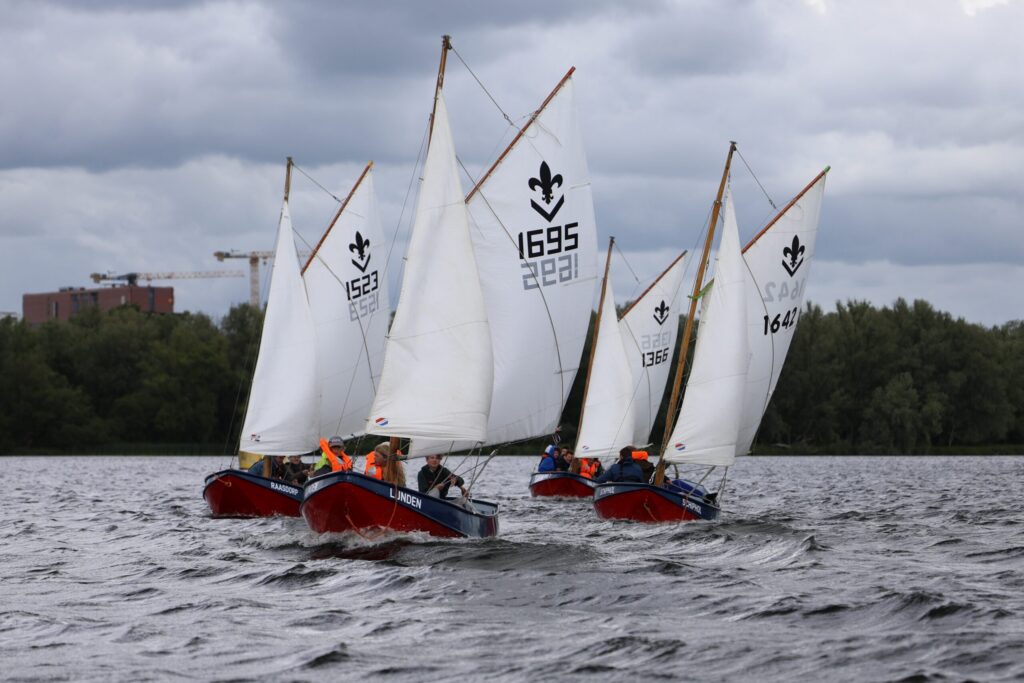 Zeilboten van Scouting Terraqua op het water